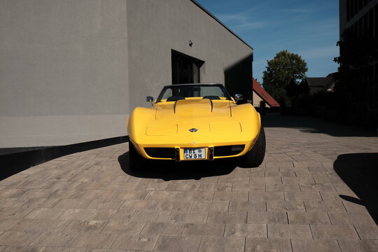 Chevrolet Corvette C3 Stingray Convertible und Sportwagen aus dem Amerika der Sechziger Jahre und Siebziger Jahre am 27.09.2026 beim Oldtimertreffen im Lenkwerk in Bielefeld in Ostwestfalen-Lippe