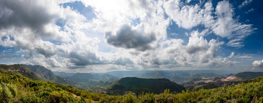 Panor&aacute;mica monta&ntilde;osa, cuenca del rio J&uacute;car bajo un cielo dram&aacute;tico de nubes y rayos de sol