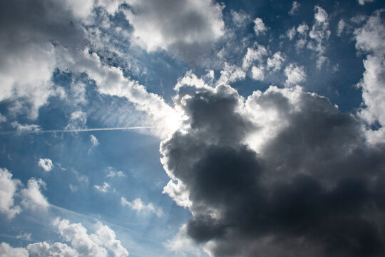 Sol oculto tras nubes de tormenta en un cielo dram&aacute;tico.
