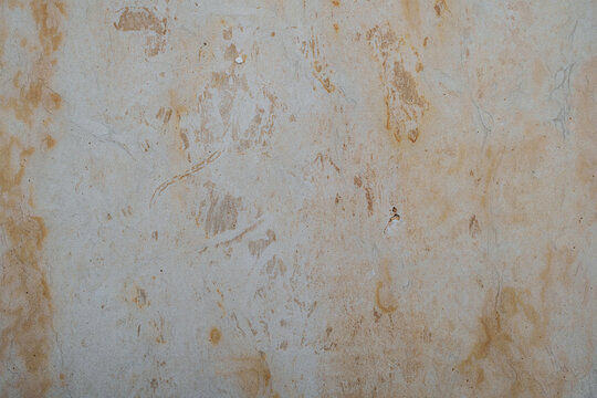 Textura de pared de concreto envejecido con manchas ocres, pintura desgastada y superficie rugosa de aspecto antiguo