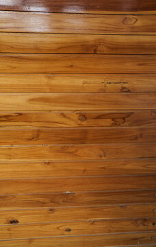 Textura de madera natural en tablones horizontales color miel y acabado r&uacute;stico