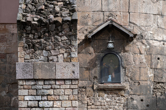 Barcelona, hornacina con san Roque en los muros de la catedral en el barrio g&oacute;tico, espa&ntilde;a, europa.