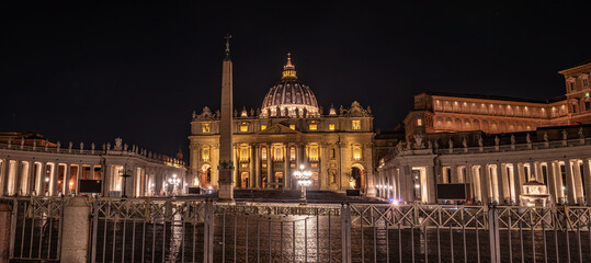 Obraz premium Panorama of St. Peter's Square, Colonnades, and Basilica at Night, Rome