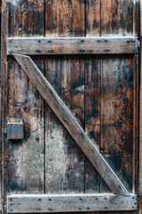 Historisch massives mittelalterliches Holztor © focus finder