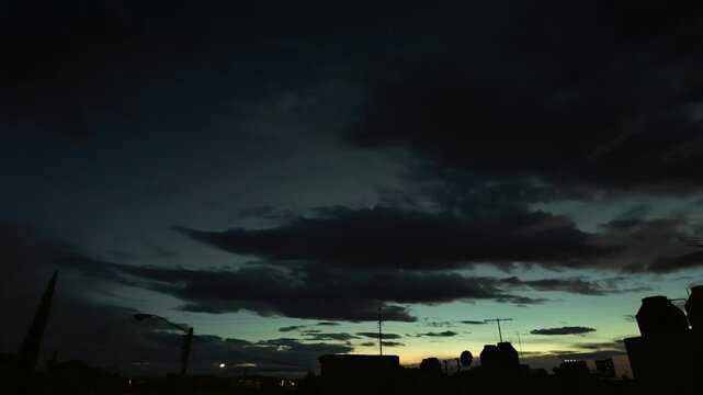 atardecer, anochecer, puesta de sol, cielo, nubes, timelapse, transici&oacute;n d&iacute;a noche, cambio de luz, cielo al atardecer, nubes en movimiento, crep&uacute;sculo, hora dorada, hora azul, paisaje, horizonte, luz 