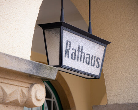 Schild an einem Rathaus