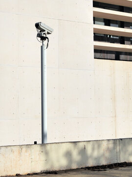 Camara de seguridad apuntando a un edificio de oficinas