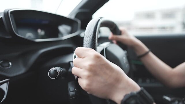 ハンドルを持つ女性の手元 スローモーション
