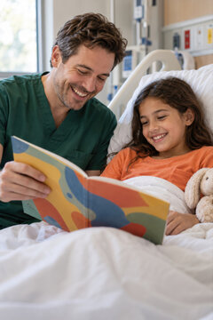 Eine Pflegekraft und ein Kind lachen gemeinsam beim Anschauen eines Bilderbuchs. Der fr&ouml;hliche Moment schenkt Ablenkung und N&auml;he und macht den Aufenthalt im Kinderkrankenhaus leichter.