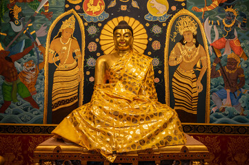 Obraz premium An Indian Buddha statue situated inside Buddha shrine in Wat Ming Muang temple a 700 years old temple located on Trirat Road in downtown of Chiang Rai province of Thailand.
