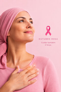 Mulher esperan&ccedil;osa com len&ccedil;o rosa e m&atilde;o no peito para campanha Outubro Rosa de conscientiza&ccedil;&atilde;o do c&acirc;ncer de mama com la&ccedil;o rosa