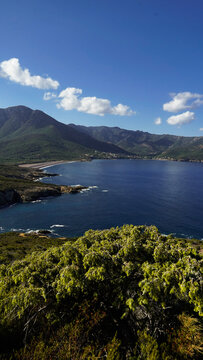 Il golfo di Galeria nella costa occidentale della Corsica con la torre genovese detta Calcinaggia e la spiaggia di sabbia nera della Ricciniccia sulla foce del fiume Fango