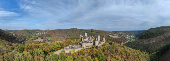 vue aérienne panoramique du château de Bourscheid au Grand Duché du Luxembourg. Le bâtiment historique se situe au sommet d'une colline , il est entouré de forêts et de végétation. Septembre 2026 © Jean-Marc RICHARD