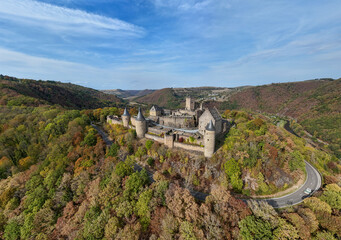 vue aérienne panoramique du château médiéval de Bourscheid au Grand Duché du Luxembourg. Le donjon, les tours et ses fortifications restaurées sont au sommet d'une colline boisée. Septembre 2026 © Jean-Marc RICHARD