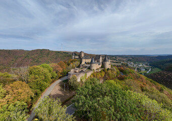 vue aérienne panoramique du château médiéval de Bourscheid au Grand Duché du Luxembourg. Le donjon, les tours et ses fortifications restaurées sont au sommet d'une colline boisée. Septembre 2026 © Jean-Marc RICHARD