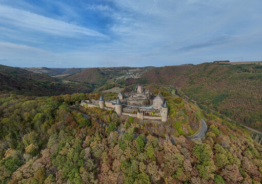 vue a&eacute;rienne panoramique du ch&acirc;teau m&eacute;di&eacute;val de Bourscheid au Grand Duch&eacute; du Luxembourg. Le donjon, les tours et ses fortifications restaur&eacute;es sont au sommet d'une colline bois&eacute;e. Septembre 2026