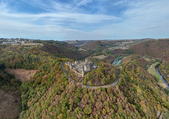 vue aérienne panoramique du château médiéval de Bourscheid au Grand Duché du Luxembourg. Le donjon, les tours et ses fortifications restaurées sont au sommet d'une colline boisée. Septembre 2026 © Jean-Marc RICHARD
