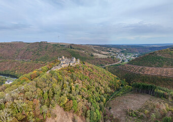 vue aérienne panoramique du château médiéval de Bourscheid au Grand Duché du Luxembourg. Le donjon, les tours et ses fortifications restaurées sont au sommet d'une colline boisée. Septembre 2026 © Jean-Marc RICHARD