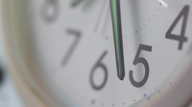 置き時計の文字盤にクローズアップ