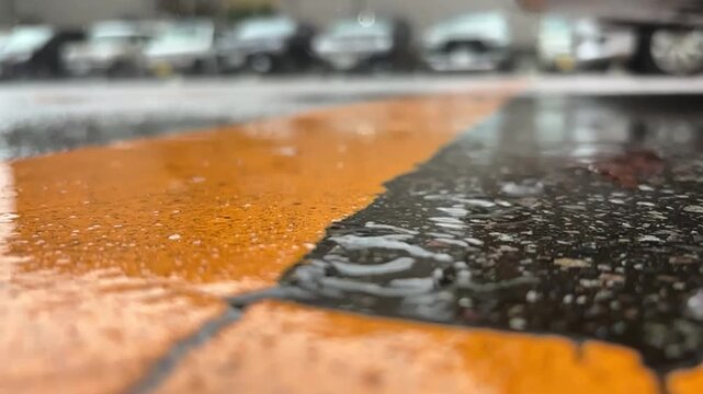 駐車場に降る雨