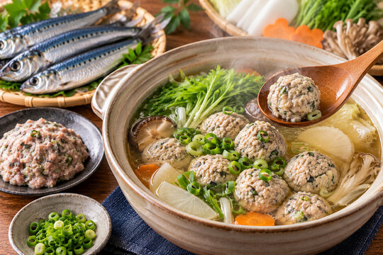 ふっくらしたイワシのつみれと野菜たっぷりの温かい鍋料理