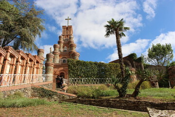 Sanctuaire de la Salette (La Rabatelière, Vendée) : tour du Triomphe de la Croix, mystères et palmier © Christophe Rubin