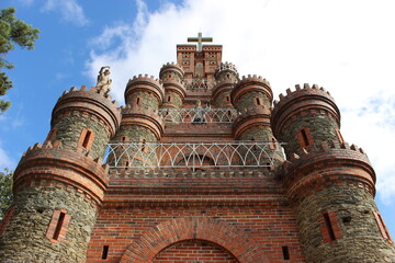 Sanctuaire de la Salette (La Rabatelière, Vendée) : tour du Triomphe de la Croix (vue de face en contreplongée) © Christophe Rubin