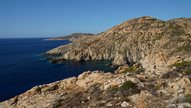 La spettacolare strada panoramica da Calvi a Galeria &egrave; un susseguirsi di curve strette a strapiombo sul mare, tra calette dall'acqua cristallina e formazioni rocciose aspre tipiche della corsica