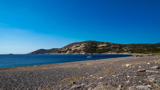 La spettacolare strada panoramica da Calvi a Galeria &egrave; un susseguirsi di curve strette a strapiombo sul mare, tra calette dall'acqua cristallina e formazioni rocciose aspre tipiche della corsica