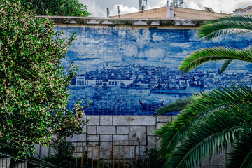 A large blue and white Portuguese tile mural (azulejo) depicting a historic. © DK-ART