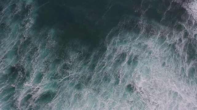 Top-down Aerial View of Turquoise Ocean Waves and White Foam in Hokkaido Japan / 에메랄드빛 바다와 흰 거품이 어우러진 일본 북해도 홋카이도 바다의 탑다운 항공 뷰
