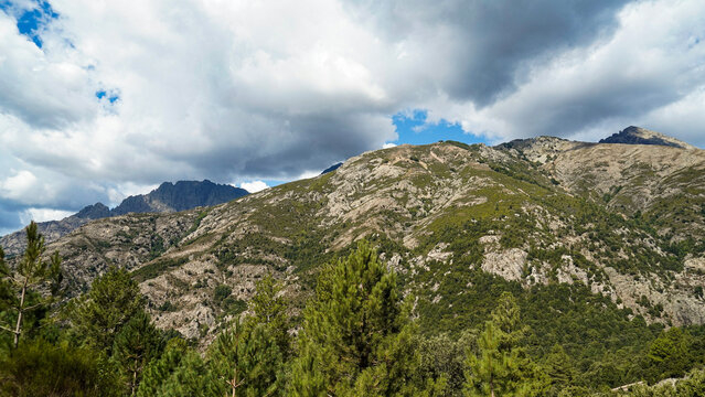La strada che va da Ile Rousse ad Ajaccio passando per Corte si inerpica lungo alti pendii e aggira il Monte Cinto attraversando piccoli borghi di case in sasso