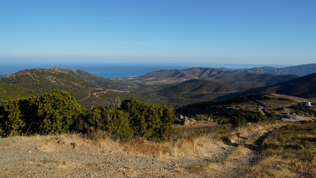 La strada che va da Ile Rousse ad Ajaccio passando per Corte si inerpica lungo alti pendii e aggira il Monte Cinto attraversando piccoli borghi di case in sasso