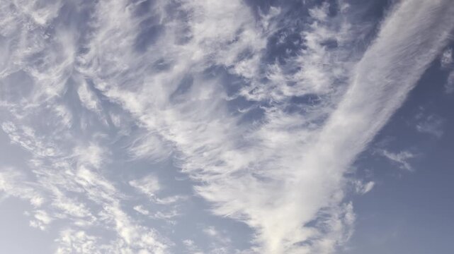 Dettaglio ravvicinato di un cielo azzurro coperto da nuvole stratificate e striate