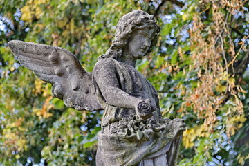 Fototapeta premium Große Engelsstatue auf einem Friedhof