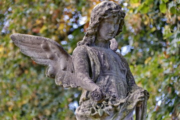 Fototapeta premium Große Engelsstatue auf einem Friedhof