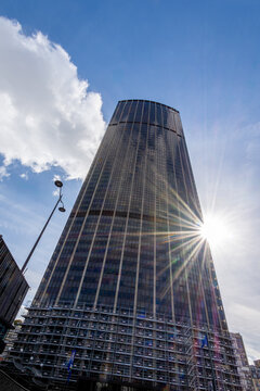 Paris, France - 01 octobre 2026: Vue en contre plong&eacute;e de la tour Montparnasse avec le soleil &agrave; contrejour. La tour Montparnasse est le plus haut gratte-ciel situ&eacute; dans Paris intra-muros