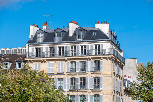 Fa&ccedil;ades d'immeubles r&eacute;sidentiels parisiens anciens de style classique. Concept de march&eacute; immobilier d'habitation pour les logements anciens en France et &agrave; Paris