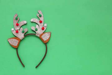 Christmas reindeer antlers headband on green background © Pixel-Shot