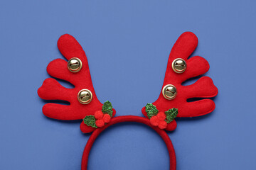 Christmas reindeer antlers headband on blue background © Pixel-Shot