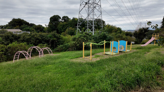 送電鉄塔と遊具が並ぶ新羽丘陵公園の風景 - 横浜市, 神奈川県, 日本
