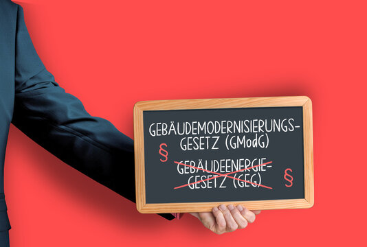 Geb&auml;udemodernisierungsgesetz (GModG) l&ouml;st das Geb&auml;udeenergiegesetz (GEG) ab, Kreidetafel,(Symbolbild)