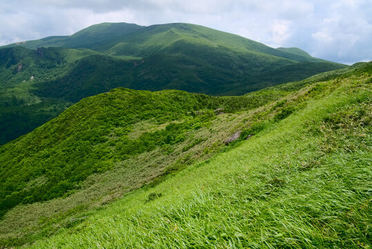 秋田県の秣岳から望む栗駒山