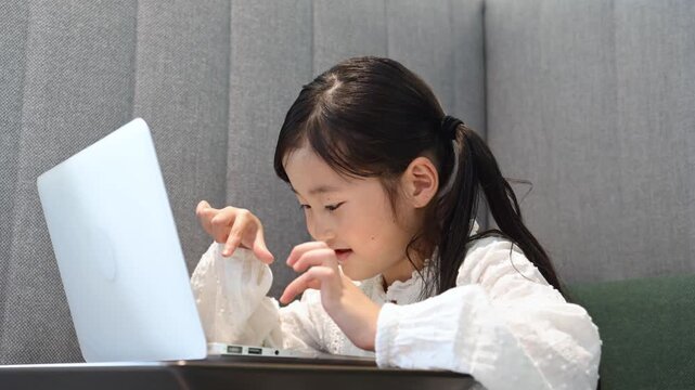 コワーキングスペースでノートパソコンを使う6歳日本人女の子