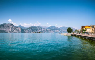 Schöner Gardasee See Panorama Blick in Italien. Berge und Natur Stadt Landschaft Reisen © egon999