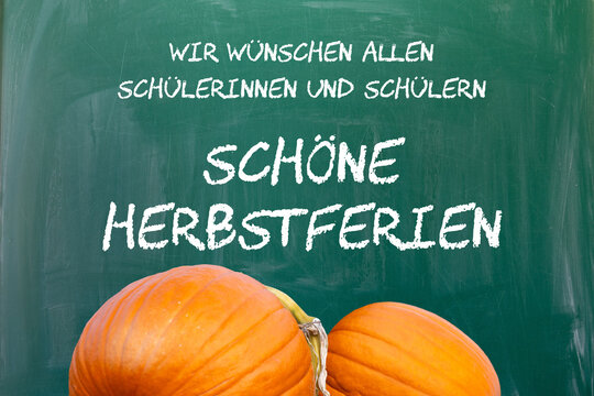 Auf einer Schultafel steht WIR W&Uuml;NSCHEN ALLEN SCH&Uuml;LERINNEN UND SCH&Uuml;LERN SCH&Ouml;NE HERBSTFERIEN, am unteren Ende der Tafel befinden sich zwei K&uuml;rbisse