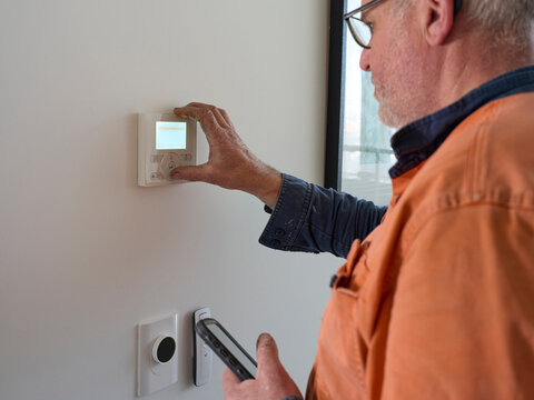 Aircon Technician servicing system using software on iPhone