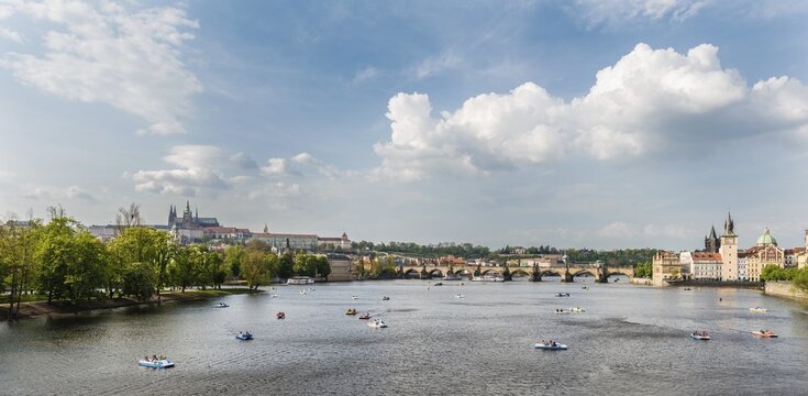 Vltava river with Charles Bridge or Karlův most, UNESCO World Heritage Site, Prague, Czech Republic