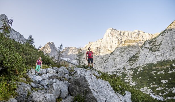 Two hikers look over mountains, hiking to the Hochkalter, Berchtesgaden Alps, Berchtesgadener Land, Upper Bavaria, Bavaria, Germany