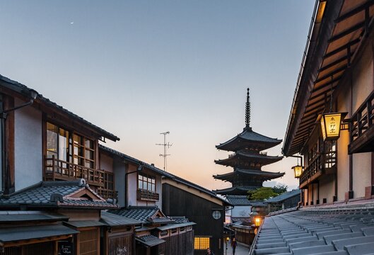 Five-storey Yasaka Pagoda of the Buddhist Hōkanji Temple, Yasaka dori historical street, with historic Japanese houses, evening mood, Kyoto, Japan
